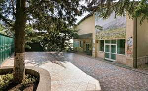 Дом 1500м², 4-этажный, участок 42 сот.  