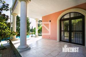 Дом 689м&sup2;, 3-этажный, участок 15 сот.  