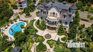 Дом 1140м², 3-этажный, участок 30 сот.  