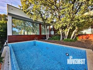 Дом 700м&sup2;, 3-этажный, участок 12 сот.  