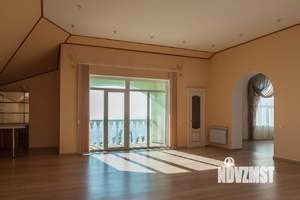 Дом 770м&sup2;, 3-этажный, участок 22 сот.  