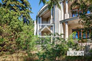 Дом 1157м&sup2;, 3-этажный, участок 20 сот.  