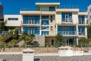 Дом 800м&sup2;, 3-этажный, участок 8 сот.  