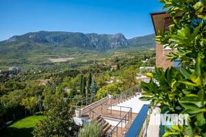 Дом 1000м&sup2;, 3-этажный, участок 16 сот.  