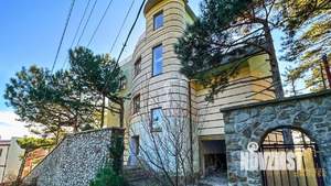 Дом 800м&sup2;, 3-этажный, участок 15 сот.  