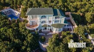 Дом 708м&sup2;, 3-этажный, участок 21 сот.  