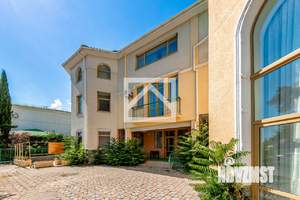 Дом 700м&sup2;, 4-этажный, участок 8 сот.  