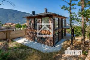 Дом 270м&sup2;, 3-этажный, участок 5 сот.  