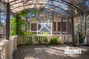 Дом 303м&sup2;, 3-этажный, участок 10 сот.  