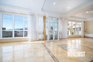 Дом 626м&sup2;, 4-этажный, участок 8 сот.  