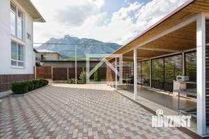 Дом 440м&sup2;, 3-этажный, участок 7 сот.  