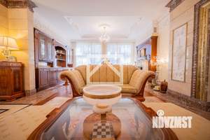 Дом 303м&sup2;, 3-этажный, участок 10 сот.  