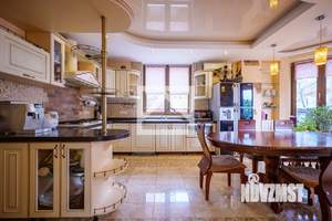 Дом 395м&sup2;, 4-этажный, участок 6 сот.  