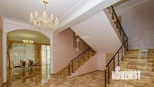 Дом 708м&sup2;, 3-этажный, участок 21 сот.  