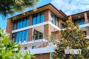 Дом 1000м&sup2;, 3-этажный, участок 16 сот.  