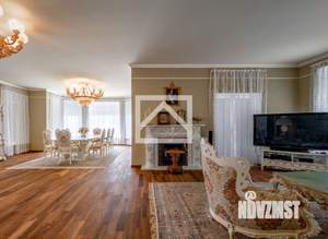 Дом 1000м&sup2;, 3-этажный, участок 25 сот.  