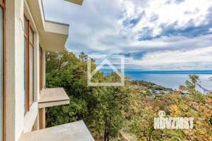 Дом 242м², 3-этажный, участок 8 сот.  