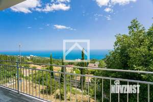 Дом 297м², 3-этажный, участок 12 сот.  