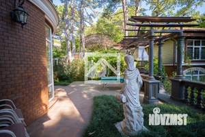 Дом 303м&sup2;, 3-этажный, участок 10 сот.  