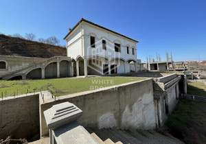 Дом 900м&sup2;, 4-этажный, участок 20 сот.  