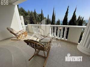 Дом 1700м&sup2;, 3-этажный, участок 13 сот.  