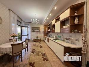 Дом 303м&sup2;, 3-этажный, участок 7 сот.  