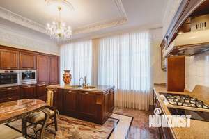 Дом 330м², 2-этажный, участок 10 сот.  